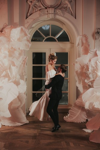 Instalacja kwiatowa 3D biała – dekoracja ślubna wynajem Poznań | Auree